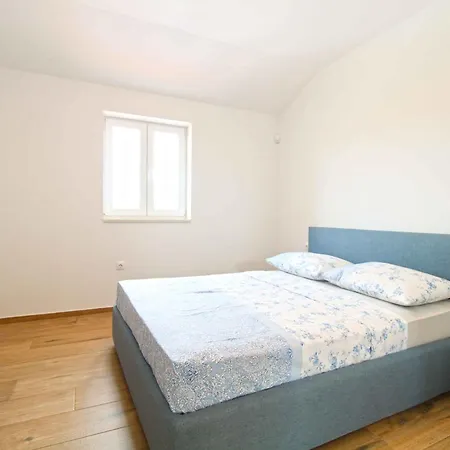 With Pool In Valbandon-istrien 51192 Holiday home *