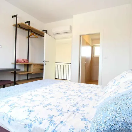 With Pool In Valbandon-istrien 51192 Holiday home *